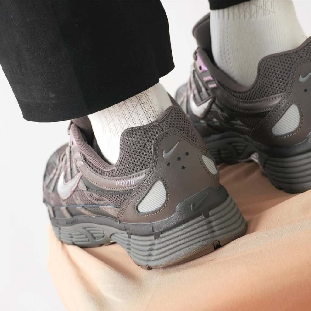 NIKE P-6000 CAVE STONE METALLIC SILVER