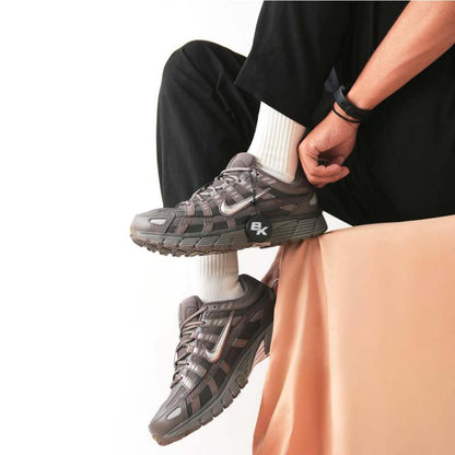 NIKE P-6000 CAVE STONE METALLIC SILVER