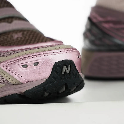 NEW BALANCE 1906L METALLIC PINK